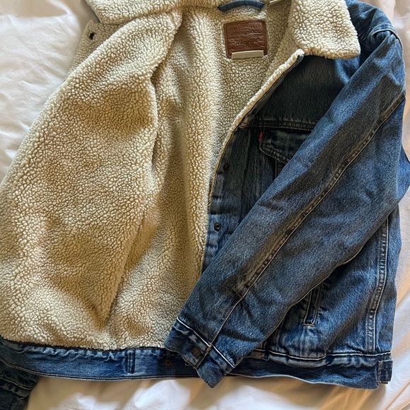 Levi’s Sherpa Lined Trucker Jacket - Picture 2 of 3